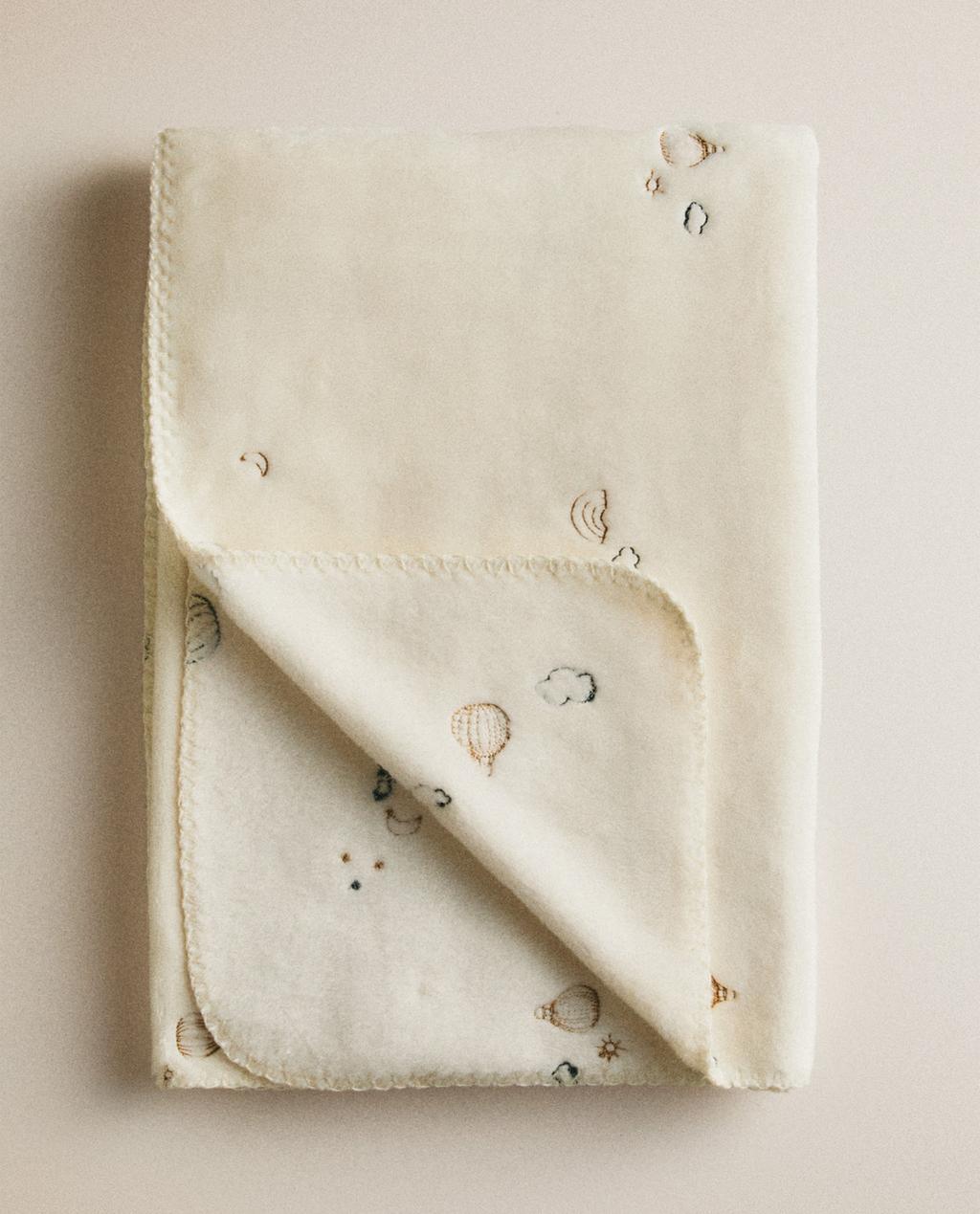 FLEECE BABY BLANKET WITH EMBROIDERED BALLOONS FLEECE BABY BLANKET WITH EMBROIDERED BALLOONS