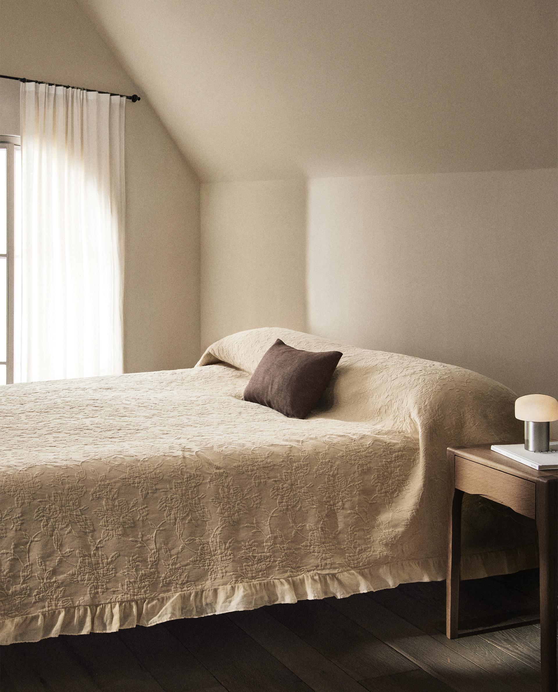 ジャカードのフリル付きベッドカバー | Zara Home 日本/Japan
