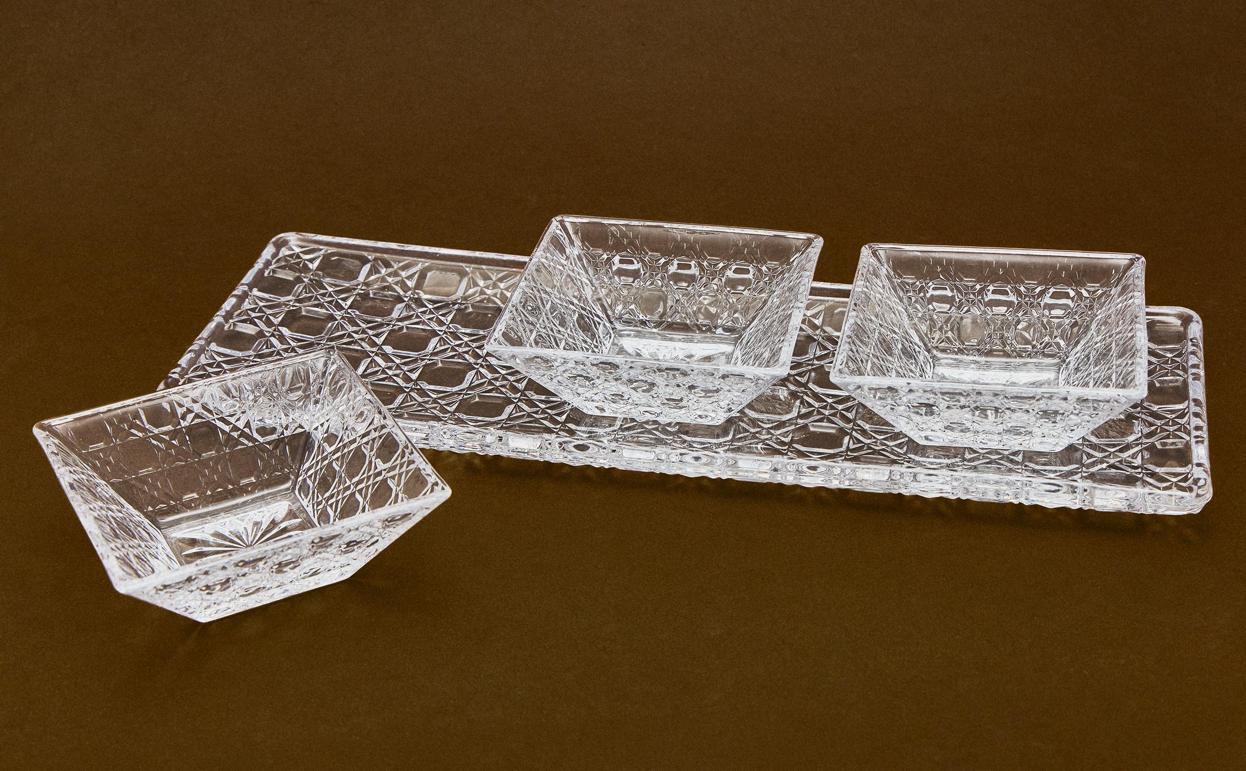 SERVING DISH WITH RAISED GLASS BOWLS