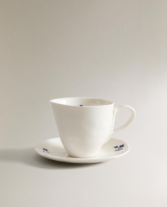 TASSE MIT BLUMENUNTERTASSE AUS PORZELLAN TASSE MIT BLUMENUNTERTASSE AUS PORZELLAN