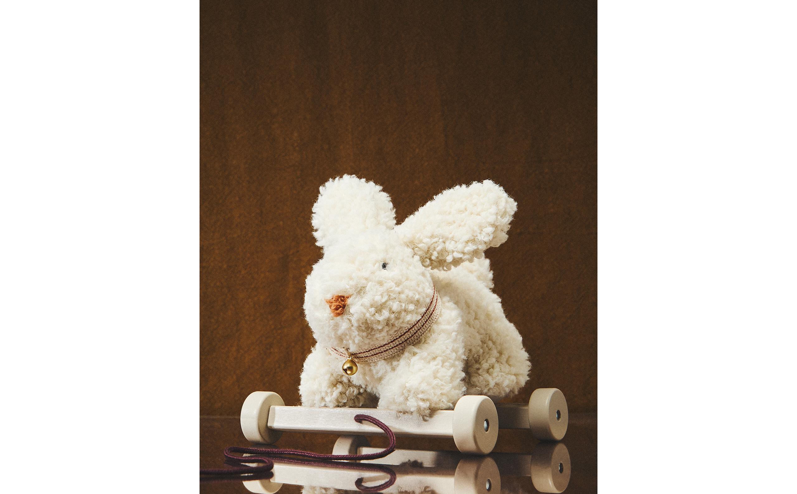 CHILDREN'S SOFT TOY RABBIT WITH WHEELS