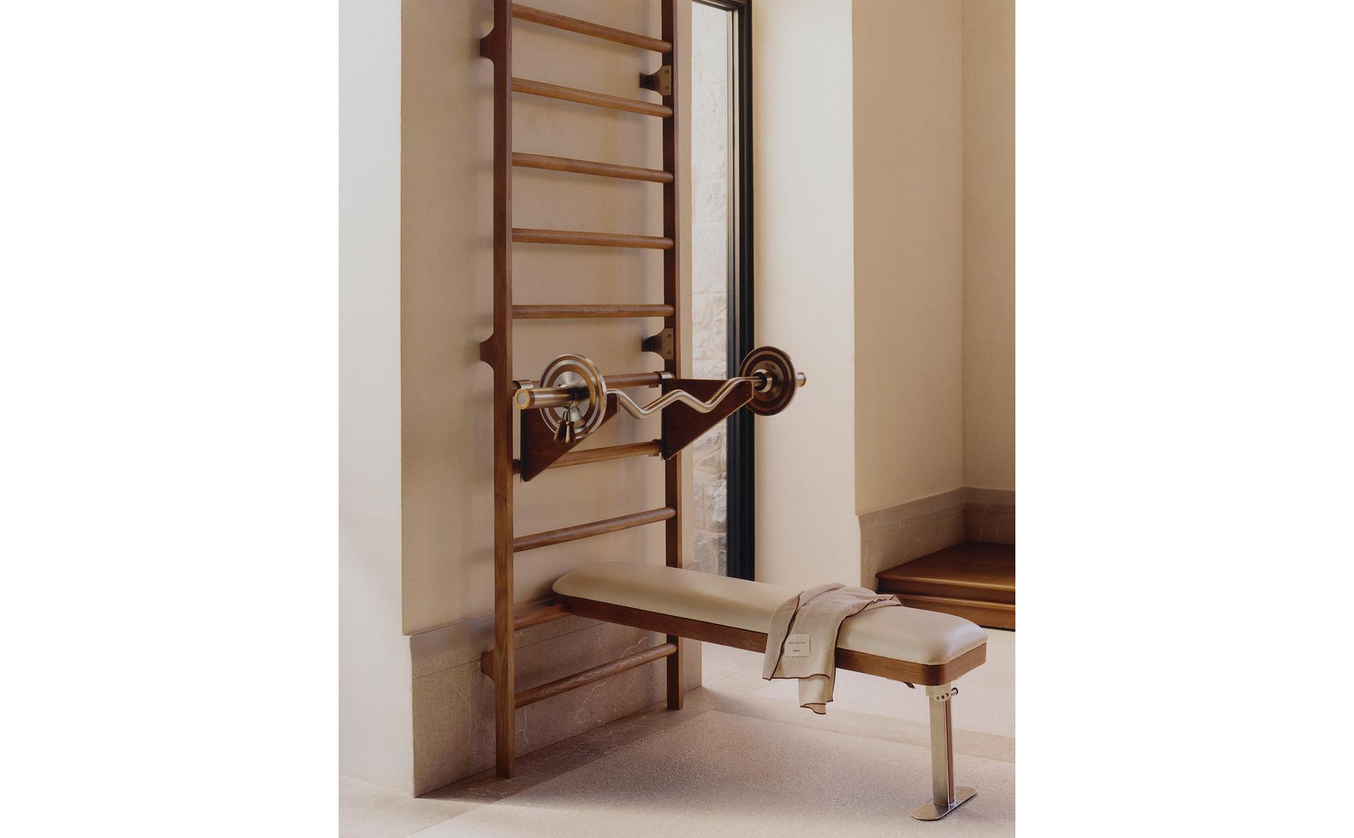 CURL BAR VE AĞIRLIK DESTEKLİ MEŞE SPOR DUVARI. CURL BAR VE AĞIRLIK DESTEKLİ MEŞE SPOR DUVARI.