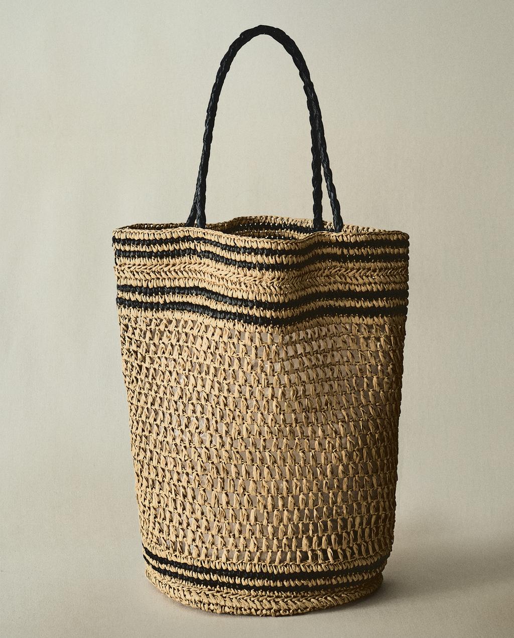 حقيبة ورقية كبيرة