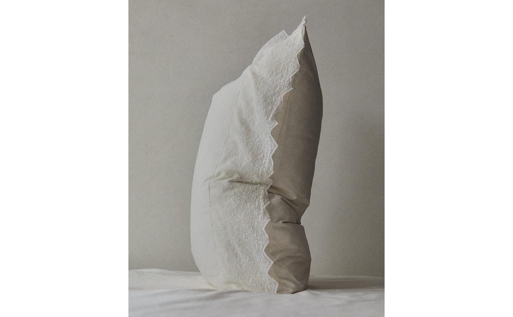 PREVLEKA ZA VZGLAVNIK IZ VEZENEGA BOMBAŽNEGA PERKALA (200 NITI)