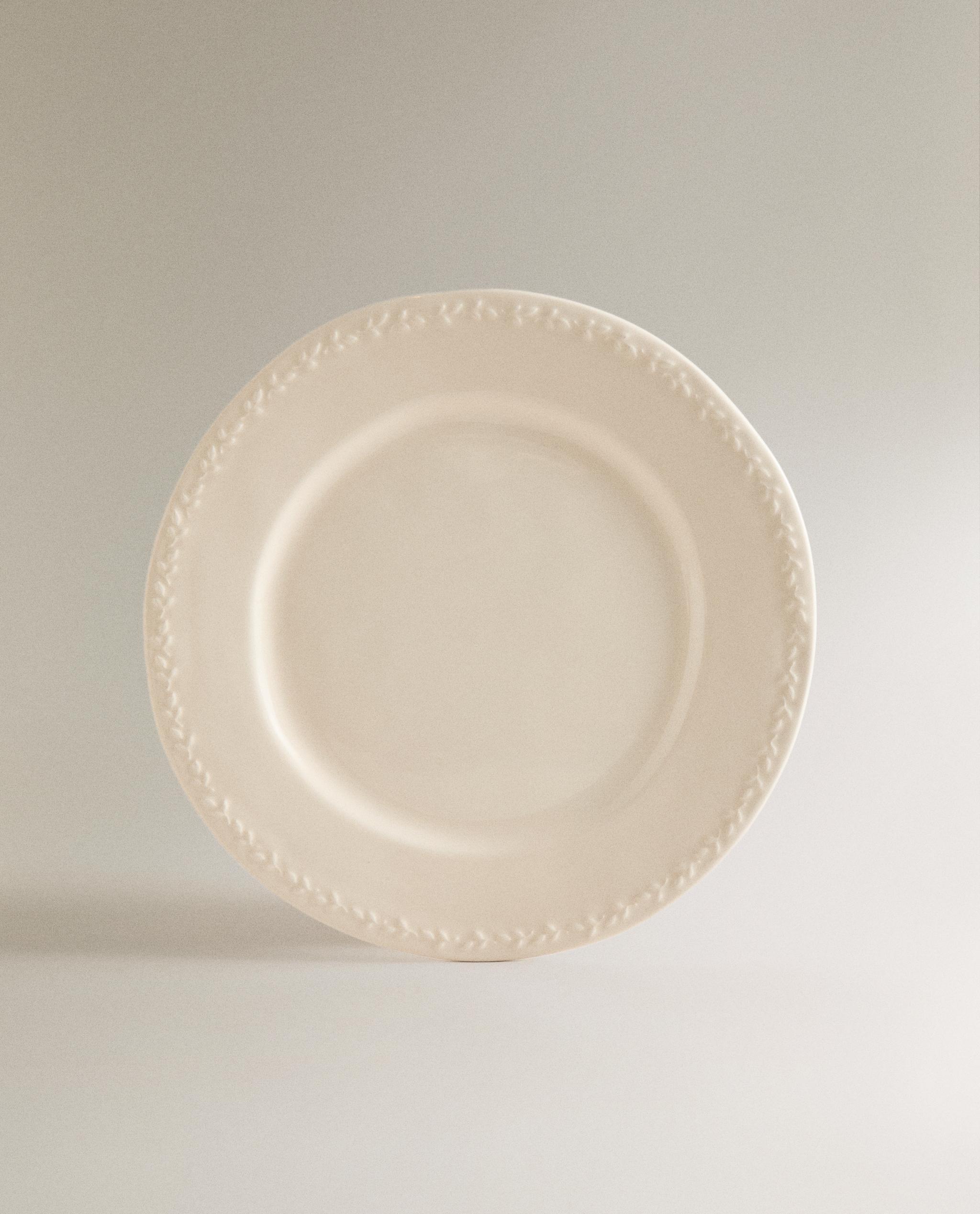 EARTHENWARE DINNER PLATE WITH RAISED-DESIGN EDGE product thumbnail 2