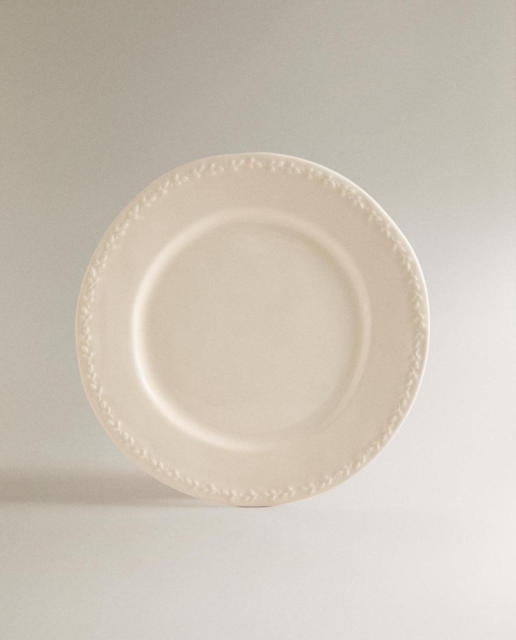 EARTHENWARE DINNER PLATE WITH RAISED-DESIGN EDGE