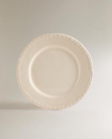 FLACHER TELLER AUS STEINGUT MIT RELIEFRAND FLACHER TELLER AUS STEINGUT MIT RELIEFRAND