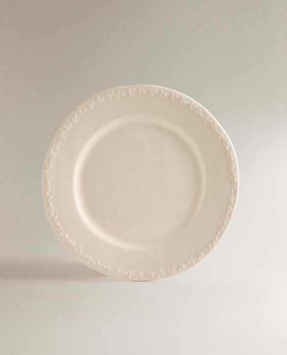 EARTHENWARE DINNER PLATE WITH RAISED-DESIGN EDGE EARTHENWARE DINNER PLATE WITH RAISED-DESIGN EDGE