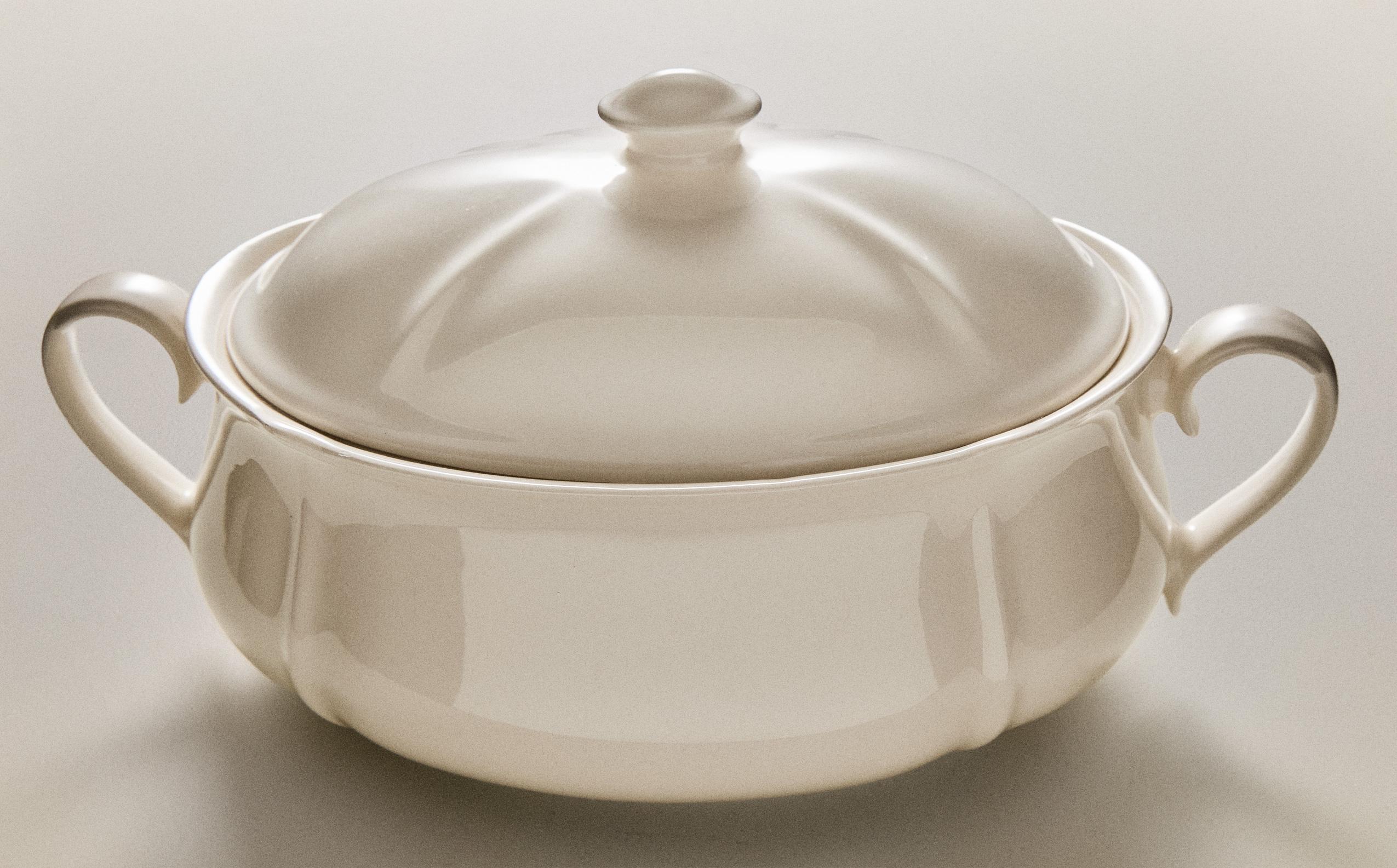 EARTHENWARE TUREEN WITH RAISED-DESIGN EDGE product thumbnail 4