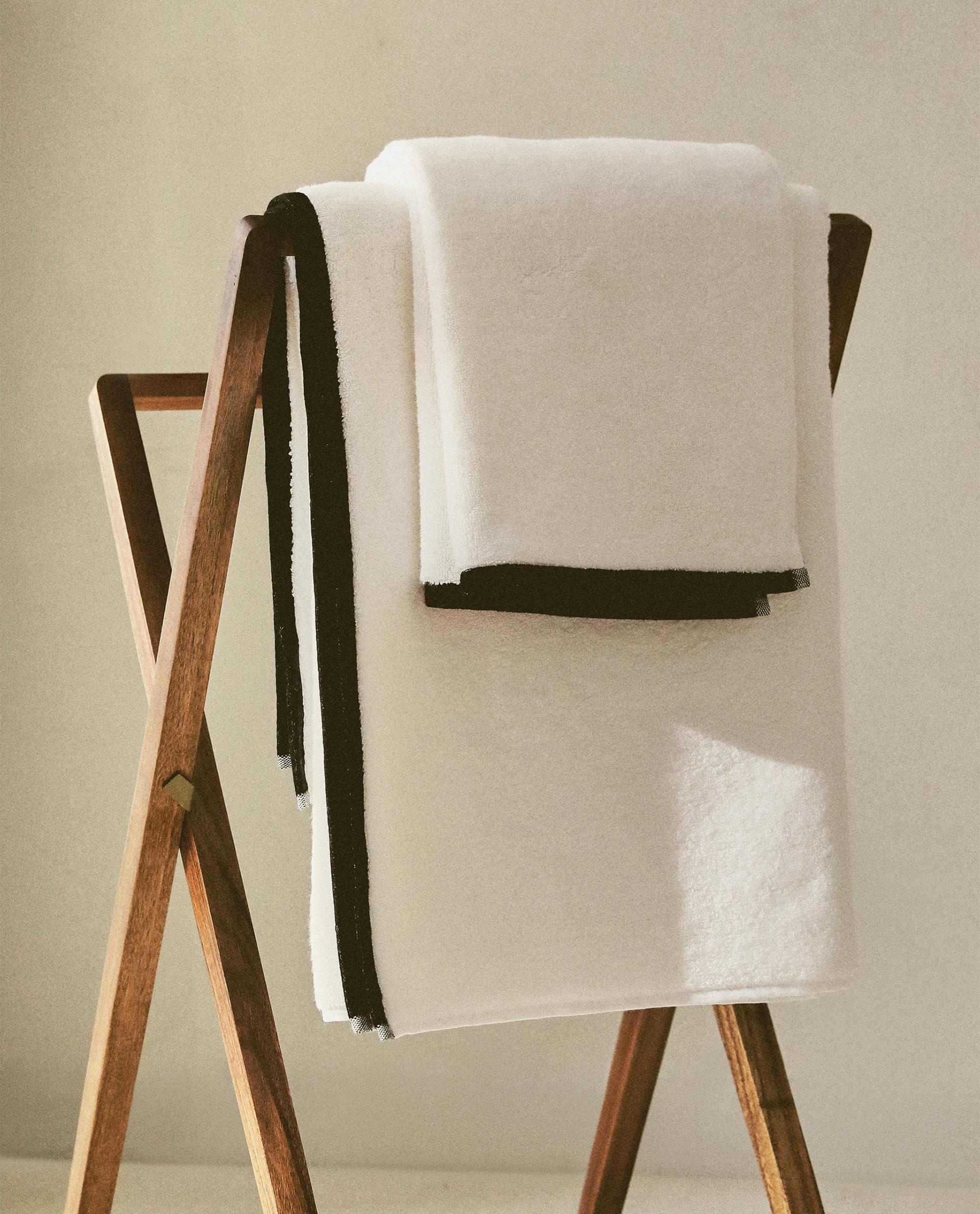 BATH TOWEL WITH CONTRAST BORDER Zara Home United Kingdom - Main Image