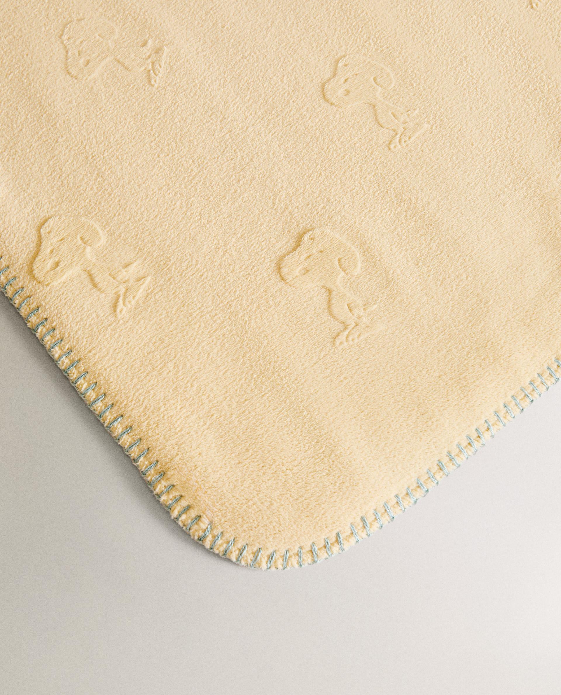 CHILDREN'S PEANUTS™ BLANKET WITH RAISED DESIGN